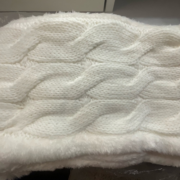 New off white Ugg beanie/scarf set - Picture 4 of 4